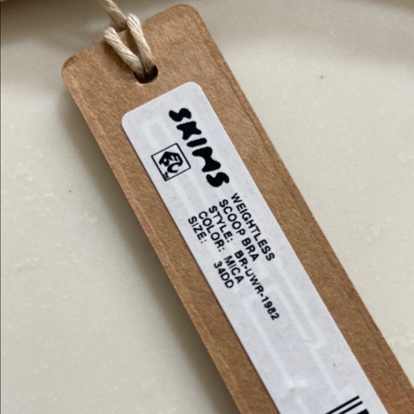 SKIMS Nude Plunge Bra - Picture 5 of 16